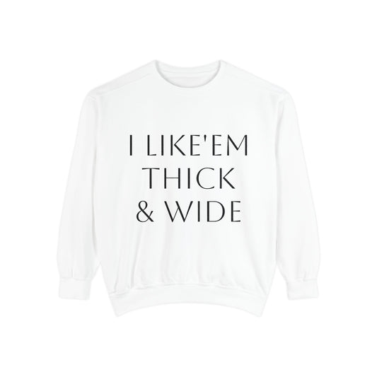 Thick and wide long-sleeved sweater
